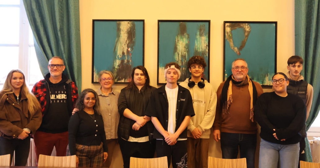 Photo de groupe des jeunes de la Mission Locale de la Brie et des Morins aux côtés des élus lors des Rencontres de la Sécurité 2026.