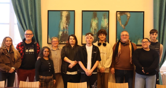 Photo de groupe des jeunes de la Mission Locale de la Brie et des Morins aux côtés des élus lors des Rencontres de la Sécurité 2026.