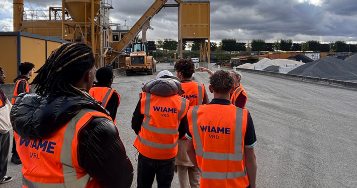 Des jeunes en visite chez Wiame TP découvrent les métiers et les espaces de mécanique, carrosserie et laboratoire.