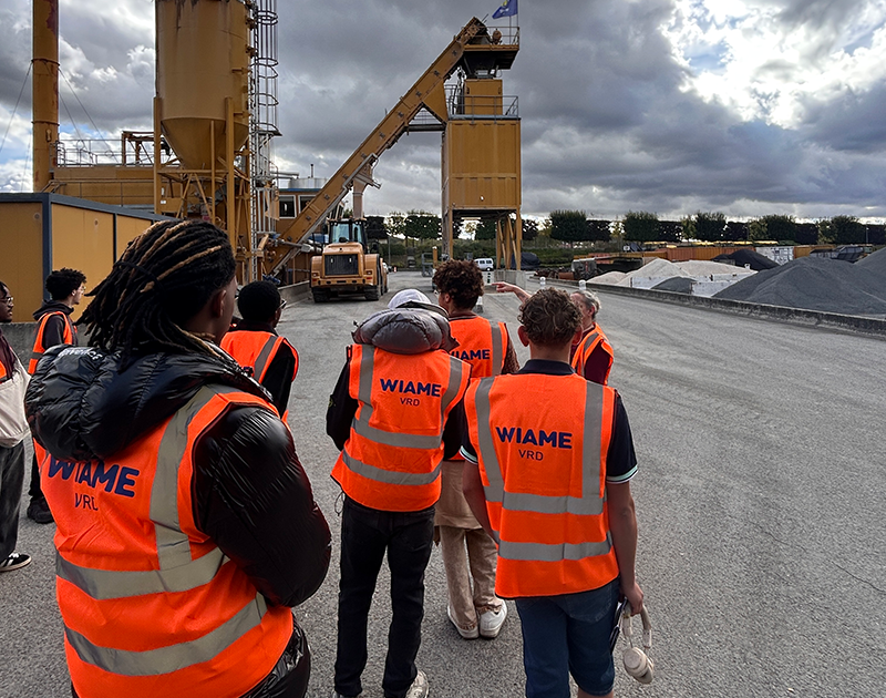 Des jeunes en visite chez Wiame TP découvrent les métiers et les espaces de mécanique, carrosserie et laboratoire.