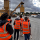 Des jeunes en visite chez Wiame TP découvrent les métiers et les espaces de mécanique, carrosserie et laboratoire.